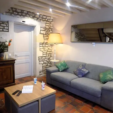 Sur Gironde - Maison Mitoyenne En Pierres - Proximite Commerces *