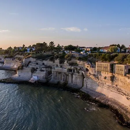 Sur Gironde - Maison Mitoyenne En Pierres - Proximite Commerces