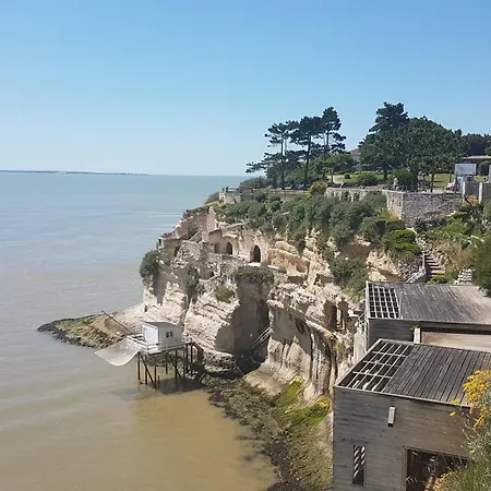 Sur Gironde - Maison Mitoyenne En Pierres - Proximite Commerces Villa
